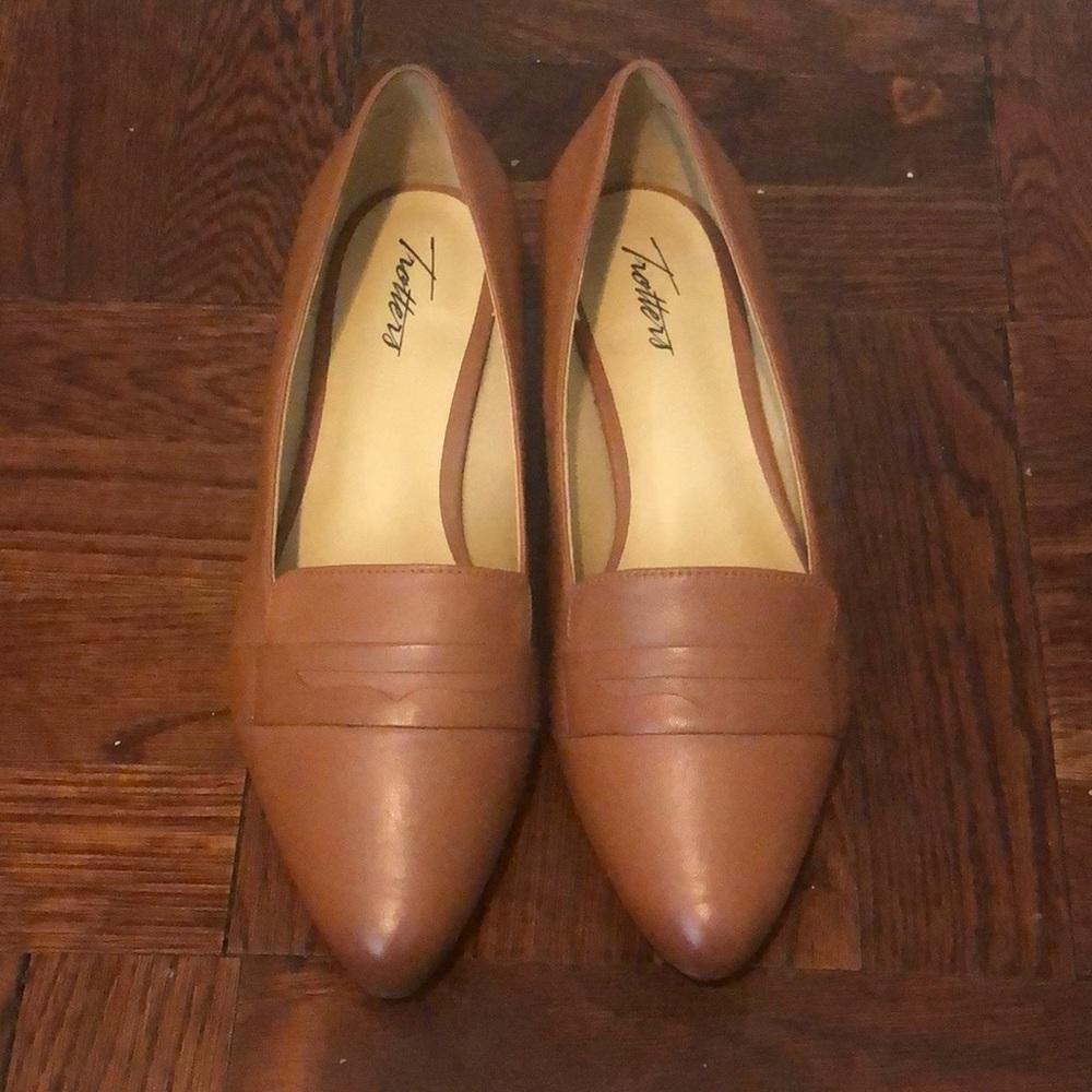 Like new light brown leather Trotters penny loafers size9 worn once, inside only